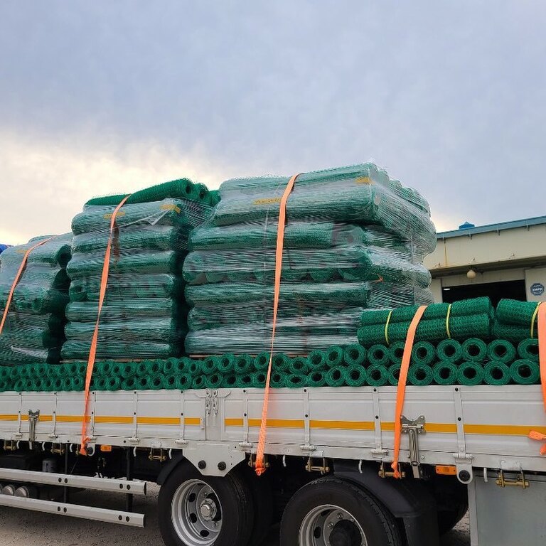 철망 납품 차량 사진입니다.